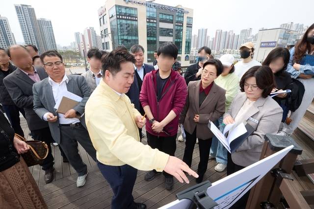 ▲ 영어도서관 예정지 현장 방문 모습.