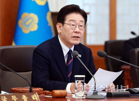 ▲ 이재명 대통령이 5일 국민 70%에게 지급하는 '고유가 피해지원금'으로 지방자치단체 재정 부담이 증가한다는 일각의 주장은 사실과 다르다고 지적했다. 사진은 지난 3월31일 청와대에서 열린 국무회의 장면. 연합뉴스