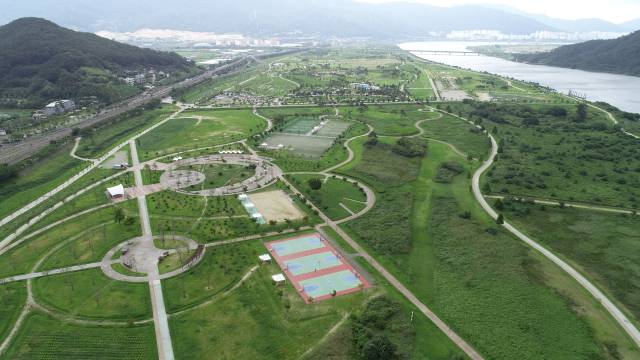 지난달 28일부터 전기 생태 관람차가 도입돼 운영에 들어간 황산공원 전경. 양산시 제공