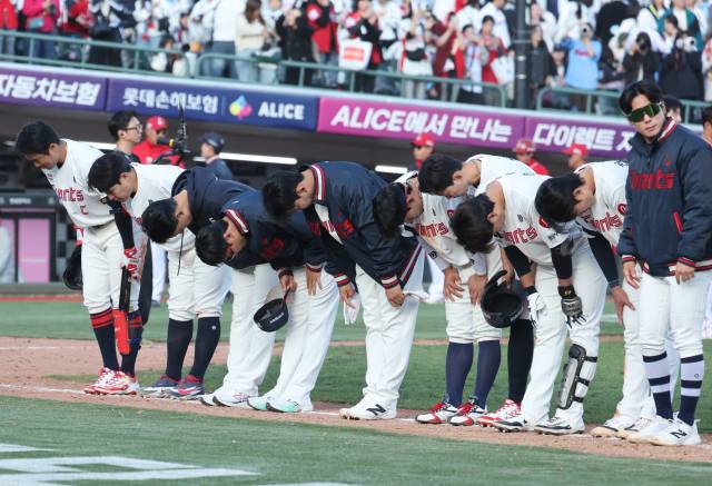 롯데 자이언츠가 마운드가 무너지며 6연패에 빠졌다. 6연패 탈출을 위해서는 투수들의 활약이 반드시 필요하다. 지난 6일 SSG전에서 패한 뒤 팬들에게 인사하는 롯데 선수단. 연합뉴스