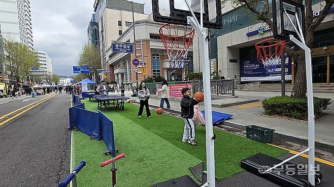 광주 동구 금남로와 충장로 일대에서 열린 ‘걷자잉’에 참여한 아이들이 농구와 탁구를 즐기고 있다.김종찬기자 jck41511@mdilbo.com