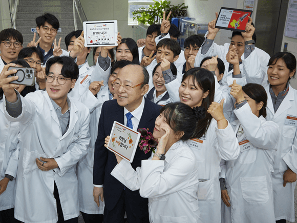 김승연 회장이 지난해 6월 한화토탈에너지스 연구소에서 연구원들과 셀카를 찍고 있는 모습.[출처=한화]