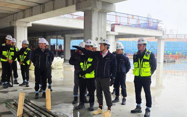 중흥그룹이 지난 3월 18일 전주에코시티 17블록 건설현장에서 안전보건 점검을 실시하고 있다. [사진=중흥그룹]