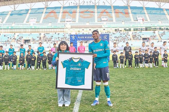 빽다방 안산반달섬점 차경미 점주(왼쪽)와안산 그리너스FC 가브리엘 리마 선수./사진=더본코리아