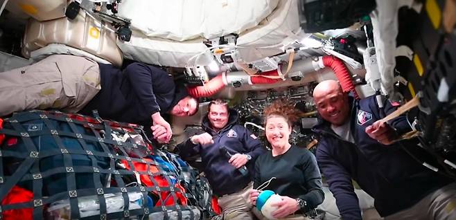 2일(현지시간) 달을 향해 비행 중인 아르테미스 2호 승무원들이 오리온 우주선에서 ABC·폭스뉴스와 생중계 인터뷰를 진행하고 있다.(출처=나사(NASA) 공식 홈페이지)