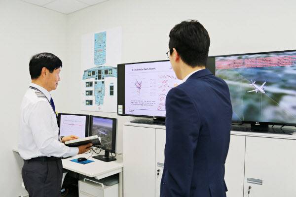 에어부산 운항승무원이 비행자료분석시스템(FOQA)을 통해 분석한 자료를 보고 있다. 에어부산 제공