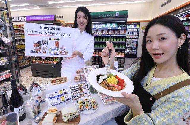 이마트24는 손종원, 박은영, 박효남 등 인기 셰프들과 협업한 간편식을 통해 ‘편의점 미식 경험’을 강화한다. 사진은 3일 오전 이마트24 본점에서 모델들이 이마트24의 셰프 협업상품 8종을 소개하고 있다.(이마트24 제공)