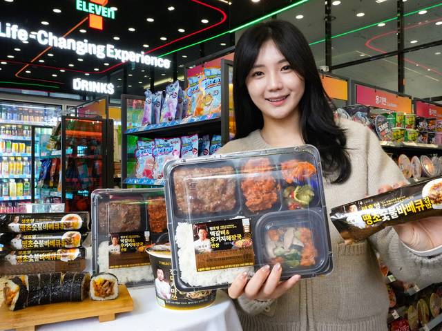 세븐일레븐은 지난달 정호영X진에어X오뚜기 4자 콜라보로 출시한 PB라면 ‘세븐셀렉트 정호영다카마쓰우동’이 출시 2주만에 20만개 판매를 돌파하며 라면 전체에서 1위를 달성함에 따라 추가적으로 정호영 셰프와 콜라보한 푸드 상품 2종도 출시했다.(세븐일레븐 제공)