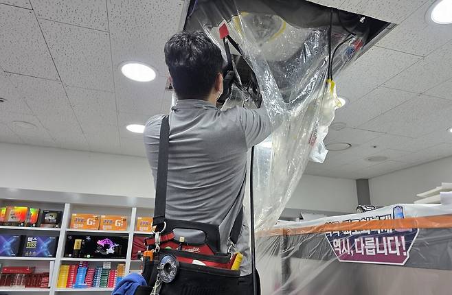 약국 에어컨 청소 모습. 용산구약사회 제공.