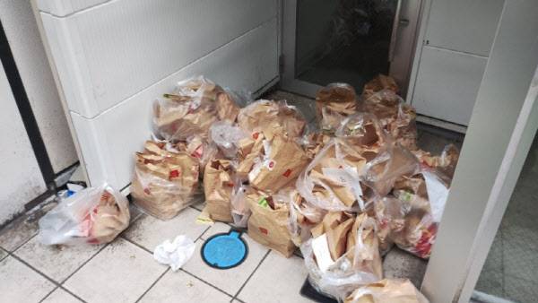 지난해 8월 일본 맥도날드 매장 인근에 뜯지도 않은 햄버거와 음료가 버려져 있는 모습.