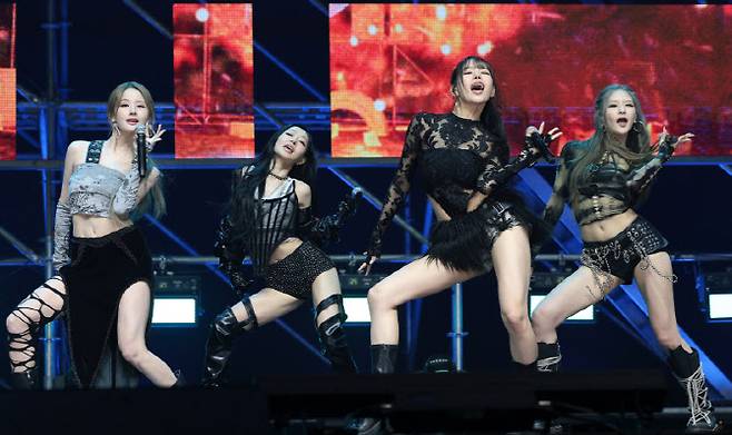 그룹 키스오브라이프(KISS OF LIFE)가 6일 서울 용산구 블루스퀘어에서 가진 새 싱글 '후 이즈 쉬 발매 쇼케이스에서 신곡을 선보이고 있다.(사진=뉴스1)