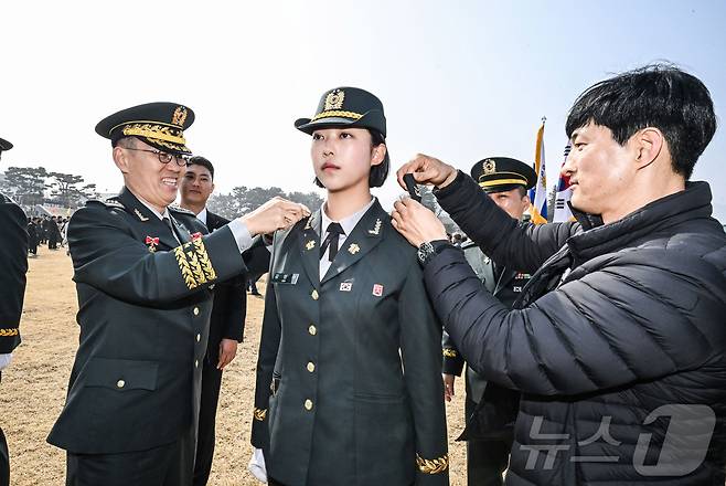 김규하 육군참모총장이 지난달 26일 전북 익산 육군부사관학교에서 열린 육군 26-1기 부사관 임관식에서 신임 부사관의 부모님과 함께 계급장을 달아주고 있다.  2026.3.26 ⓒ 뉴스1(육군 제공. 재판매 및 DB 금지)