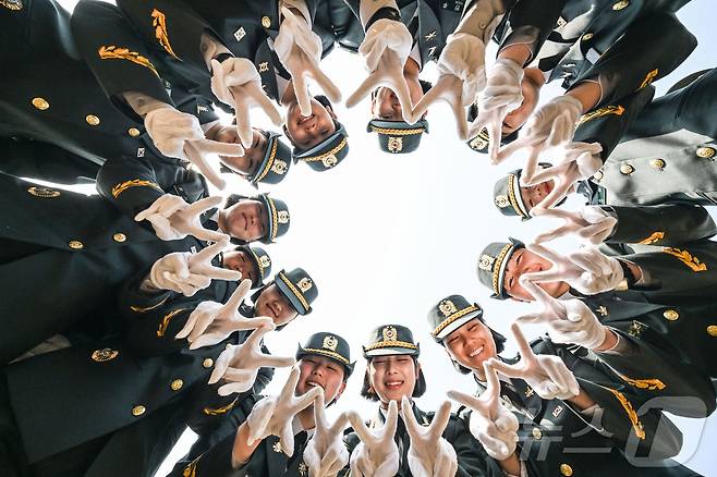 지난 3월 전북 익산 육군부사관학교에서 열린 육군 26-1기 부사관 임관식에서 신임 부사관들이 기념촬영을 하고 있다. 2026.3.26 ⓒ 뉴스1(육군 제공. 재판매 및 DB 금지)