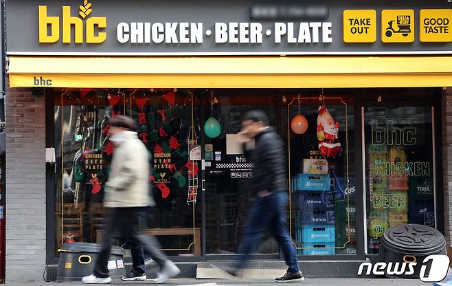 치킨 프랜차이즈 bhc가 오는 29일부터 치킨 메뉴를 비롯한 85개 제품의 권장 소비자가격을 평균 12.4% 올린다. bhc의 제품 가격 인상은 2021년 12월 이후 2년 만이다. bhc치킨의 대표 메뉴인 '뿌링클'은 현재 1만8000원에서 2만1000원으로, '후라이드치킨'과 '골드킹'은 현재 1만7000원에서 2만원, '바삭클'은 2000원 오른 1만8000원에 판매된다. 사진은 27일 오전 서울 시내 한 bhc 매장 모습. 2023.12.27 ⓒ 뉴스1 김성진 기자