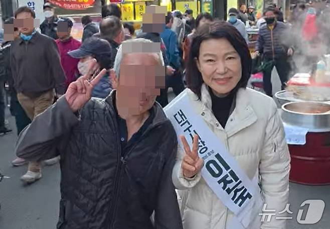 무소속 출마 결심을 한 이진숙 전 방송통신위원장이 지난 5일 대구 달성공원 부근 새벽시장을 돌며 지지를 호소했다. (SNS 갈무리) ⓒ 뉴스1