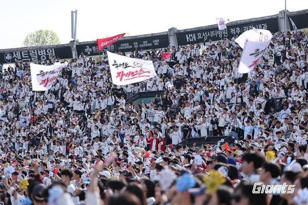 부산 사직구장을 가득 메운 롯데 자이언츠 팬들. (롯데 제공)