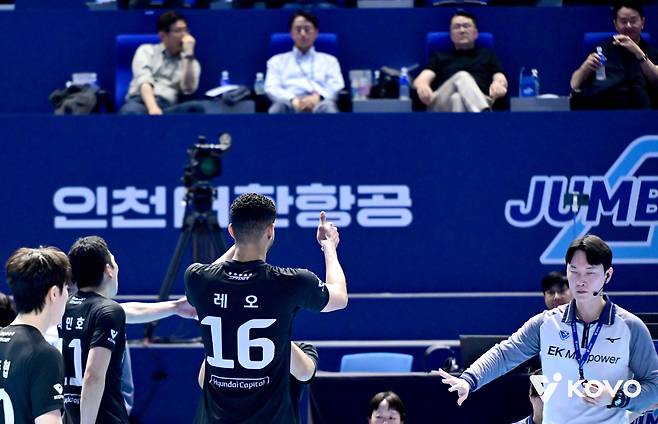 비디오 판독 후 판독관을 향해 엄지를 치켜 세우는 레오(현대캐피탈). (KOVO 제공)