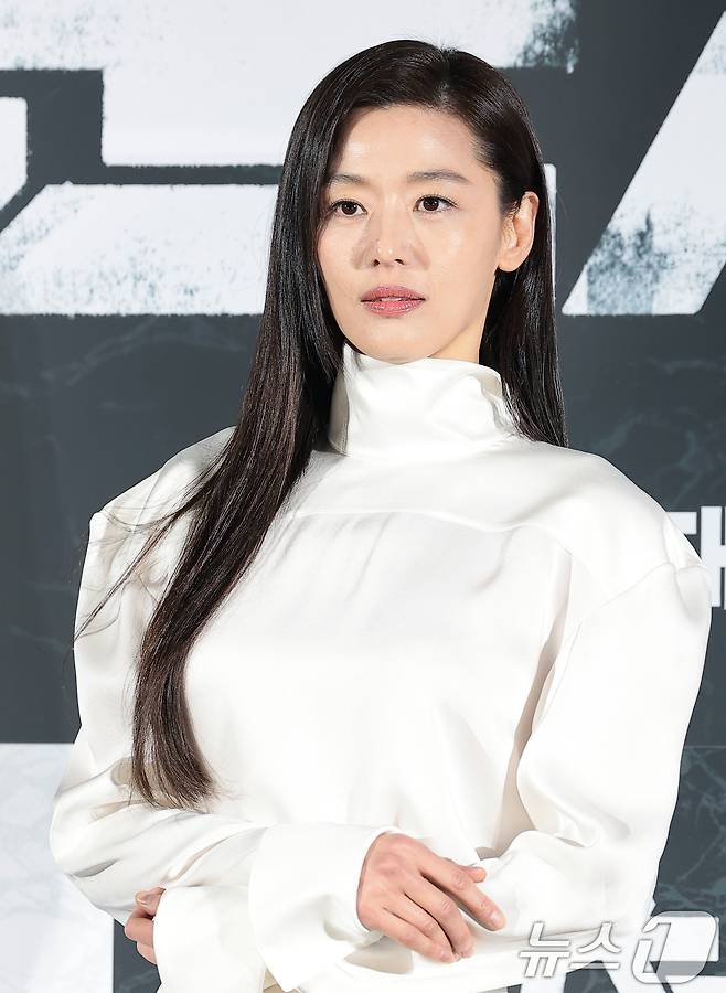 배우 전지현이 6일 서울 용산구 CGV용산아이파크몰에서 열린 영화 '군체'(감독 연상호) 제작보고회에 참석해 매력을 발산하고 있다. ⓒ 뉴스1 권현진 기자