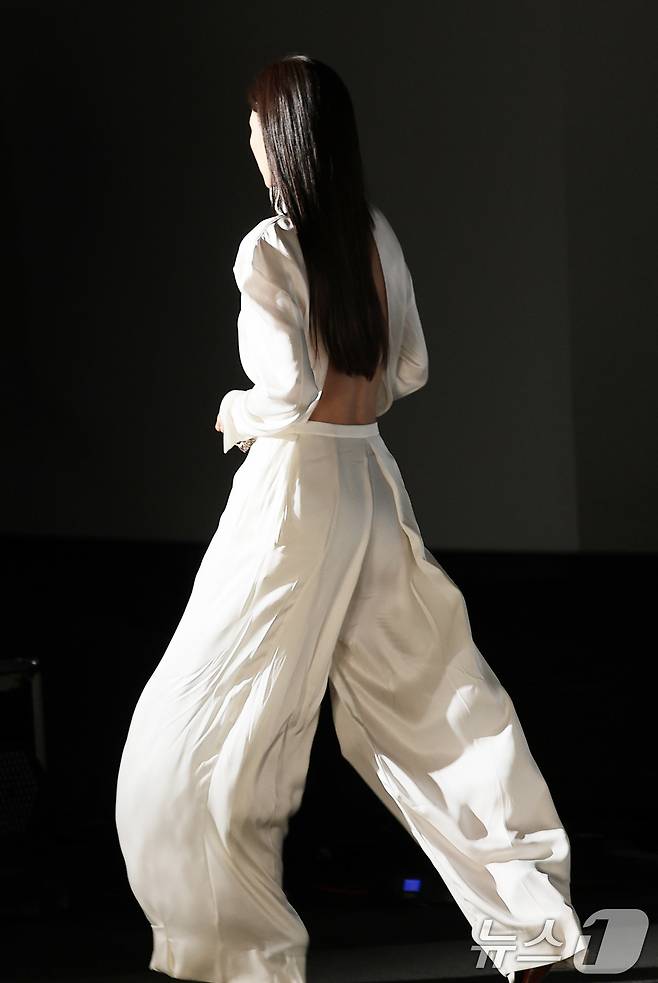 배우 전지현이 6일 서울 용산구 CGV용산아이파크몰에서 열린 영화 '군체'(감독 연상호) 제작보고회를 마친 뒤 이동하고 있다.  ⓒ 뉴스1 권현진 기자