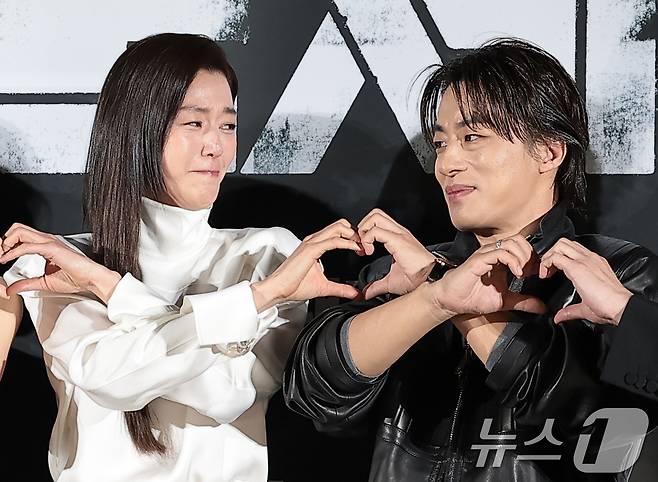 배우 전지현(왼쪽)이 6일 서울 용산구 CGV용산아이파크몰에서 열린 영화 '군체'(감독 연상호) 제작보고회에 참석해 구교환을 바라보며 웃음보를 터뜨리고 있다. ⓒ 뉴스1 권현진 기자