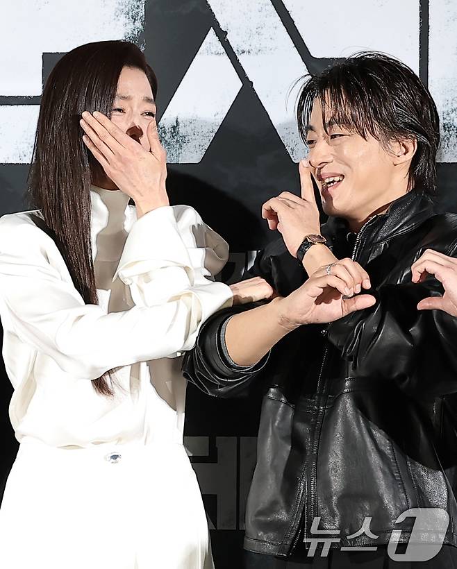 배우 전지현(왼쪽)이 6일 서울 용산구 CGV용산아이파크몰에서 열린 영화 '군체'(감독 연상호) 제작보고회에 참석해 구교환을 바라보며 웃음보를 터뜨리고 있다. ⓒ 뉴스1 권현진 기자