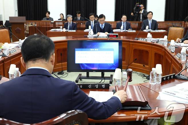 신성범 정보위원장이 6일 서울 여의도 국회에서 열린 정보위원회 전체회의에서 의사봉을 두드리고 있다. 2026.4.6 ⓒ 뉴스1 국회사진기자단