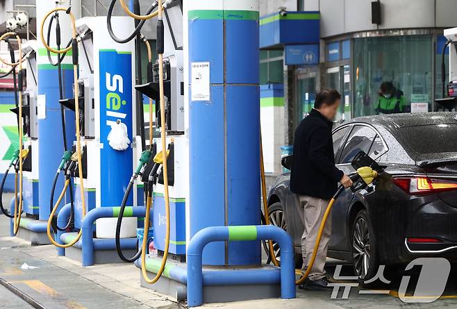 서울 시내 주유소에서 시민들이 차량에 기름을 넣고 있다.2026.4.6 ⓒ 뉴스1 김민지 기자