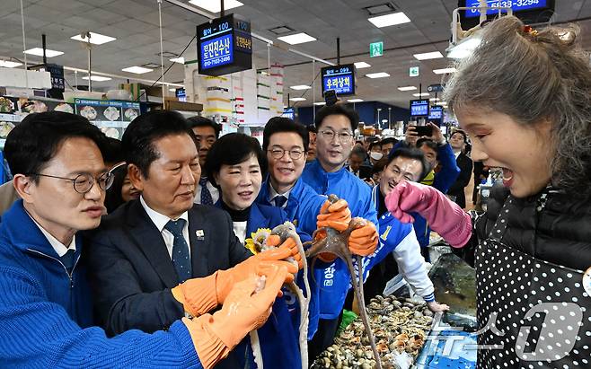 정청래 더불어민주당 대표가 정원오, 박주민, 전현희 서울시장 예비후보 등과 30일 서울 동작구 노량진수산시장을 찾아 수산물을 살펴보고 있다. (공동취재) 2026.3.30 ⓒ 뉴스1 유승관 기자