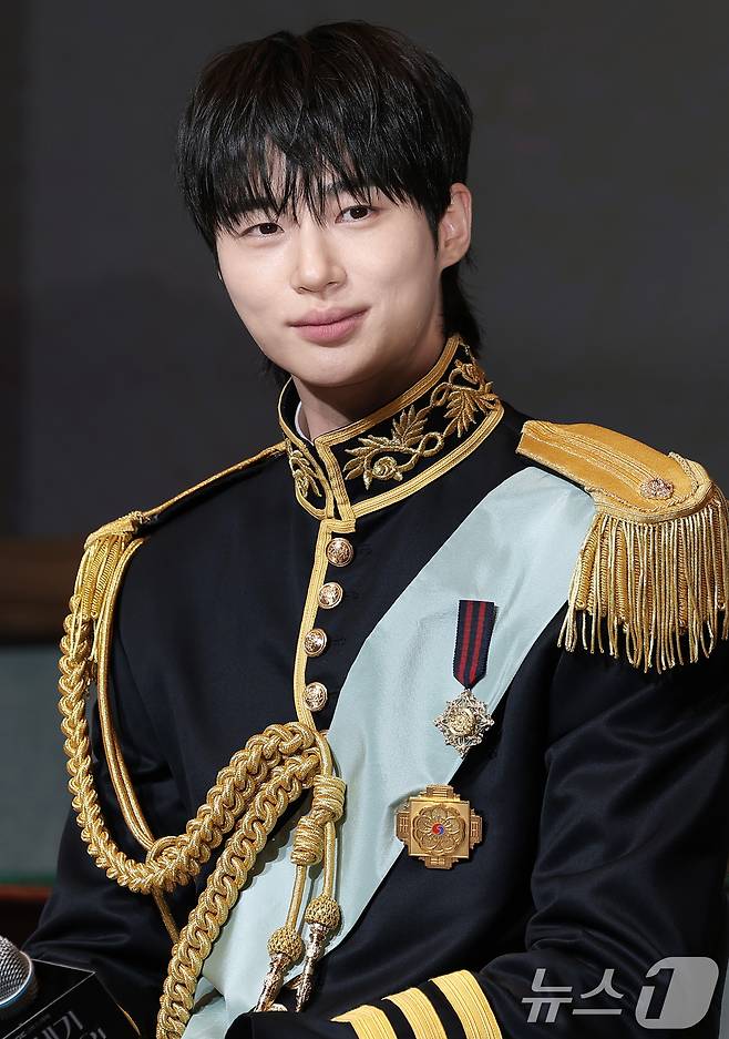 배우 변우석이 6일 오후 서울 강남구 조선팰리스 서울 강남에서 열린 MBC 새 금토드라마 ‘21세기 대군부인’(극본 유지원/연출 박준화) 제작발표회에 참석해 매력을 발산하고 있다. ‘21세기 대군부인’은 21세기 입헌군주제를 배경으로 모든 걸 가진 재벌이지만 신분이 고작 평민이라 짜증스러운 여자 성희주(아이유 분)와 왕의 아들이지만 아무것도 가질 수 없어 슬픈 이안대군(변우석 분)의 운명 개척 신분 타파 로맨스를 그린 드라마다. 2026.4.6 ⓒ 뉴스1 권현진 기자