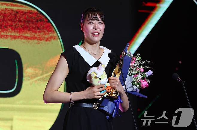 KB스타즈 박지수가 6일 서울 용산구 서울드래곤시티에서 열린 BNK금융 2025-2026 여자프로농구 정규리그 시상식에서 정규리그 MVP를 수상한 후 소감을 밝히고 있다. 2026.4.6 ⓒ 뉴스1 김도우 기자