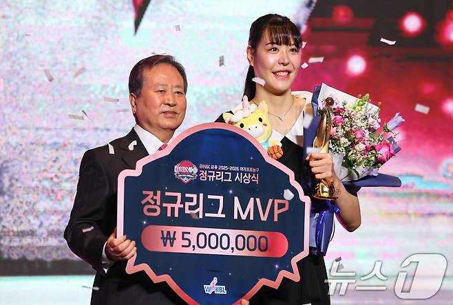 KB스타즈 박지수가 6일 서울 용산구 서울드래곤시티에서 열린 BNK금융 2025-2026 여자프로농구 정규리그 시상식에서 정규리그 MVP를 수상한 후 기념촬영을 하고 있다. 2026.4.6 ⓒ 뉴스1 김도우 기자