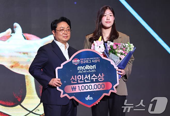 BNK썸 김도연이 6일 서울 용산구 서울드래곤시티에서 열린 BNK금융 2025-2026 여자프로농구 정규리그 시상식에서 신인선수상 수상 후 기념촬영을 하고 있다. 2026.4.6 ⓒ 뉴스1 김도우 기자