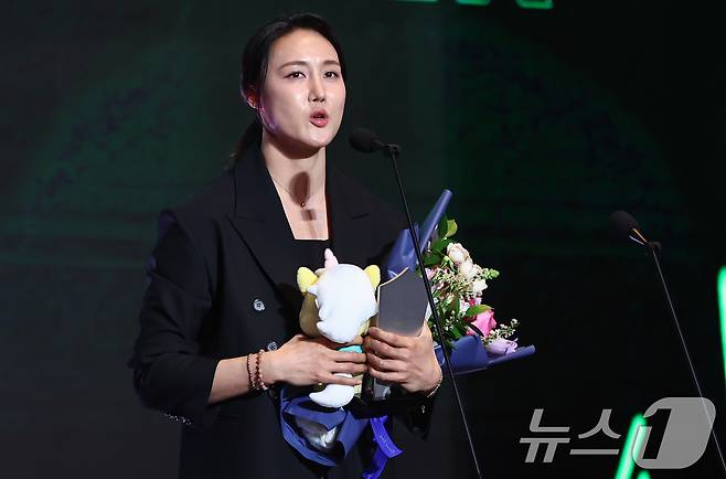 하나은행 김정은이 6일 서울 용산구 서울드래곤시티에서 열린 BNK금융 2025-2026 여자프로농구 정규리그 시상식에서 특별상 수상 후 소감을 밝히고 있다. 2026.4.6 ⓒ 뉴스1 김도우 기자