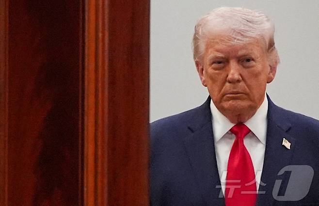 도널드 트럼프 미국 대통령이 지난 1일(현지시간) 이란과의 전쟁과 관련한 대국민연설을 위해 워싱턴DC 백악관의 크로스홀에 들어서고 있다. 2026.04.01. ⓒ 로이터=뉴스1