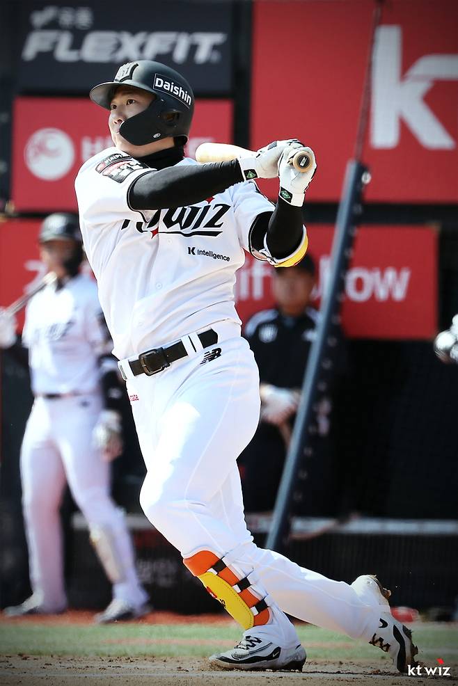KT 오윤석이 5일 수원케이티위즈파크에서 열린 2026 KBO리그 정규시즌 삼성전에서 2회말 선제 적시 2루타를 치고 있다. 사진 | KT 위즈