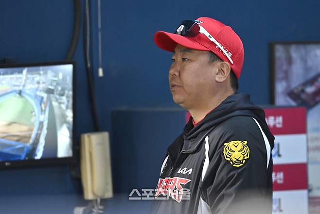 KIA 이범호 감독이 1일 서울 잠실구장에서 열린 2026 KBO리그 LG전 경기를 지켜보고 있다. 잠실 | 최승섭기자 thunder@sportsseoul.com