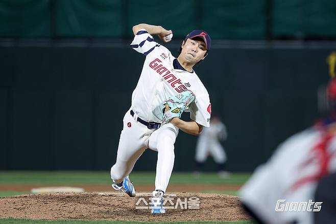 롯데 정철원이 부산 사직구장에서 열린 2026 KBO리그 정규시즌 SSG전에 등판해 역투하고 있다. 사진 | 롯데 자이언츠