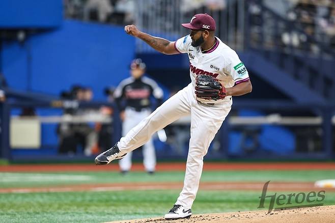 키움 알칸타라가 3일 서울 고척스카이돔에서 열린 2026 KBO리그 정규시즌 LG전에 선발 등판해 역투하고 있다. 사진 | 키움 히어로즈