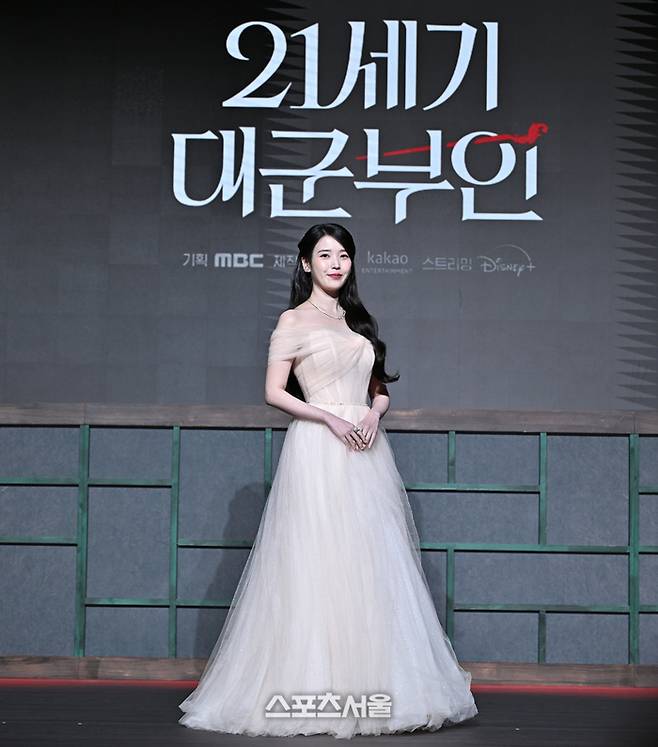 아이유가 6일 조선 팰리스 서울 강남에서 열린 MBC 새 금토드라마 ‘21세기 대군부인’ 제작발표회에서 포즈를 취하고 있다. 2026. 4. 6. 최승섭기자 thunder@sportsseoul.com