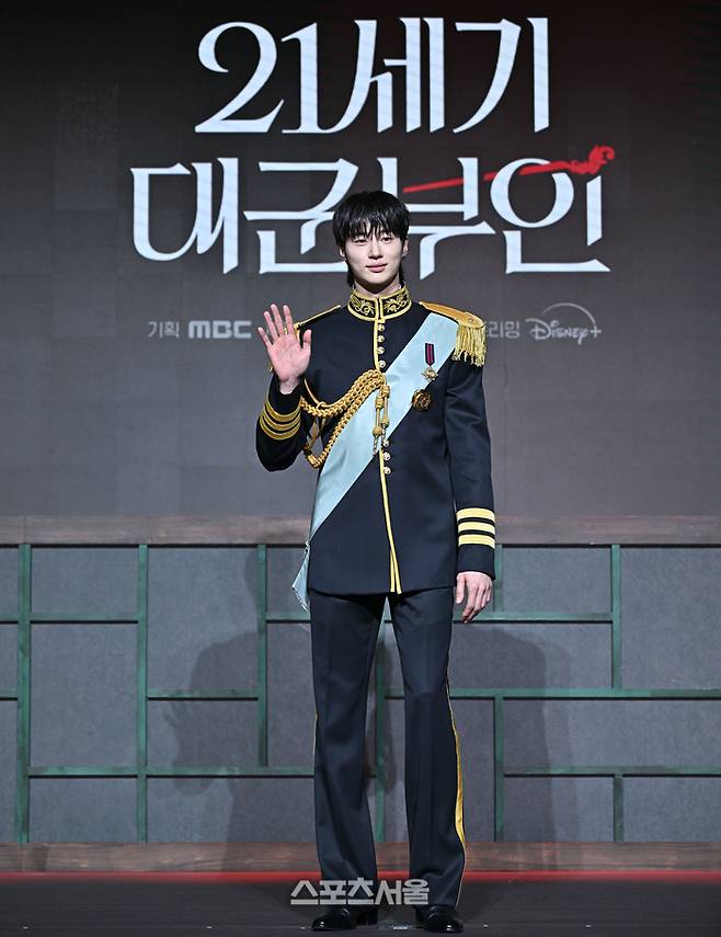 변우석이 6일 조선 팰리스 서울 강남에서 열린 MBC 새 금토드라마 ‘21세기 대군부인’ 제작발표회에서 포즈를 취하고 있다. 2026. 4. 6. 최승섭기자 thunder@sportsseoul.com