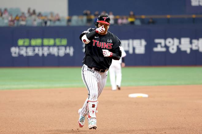 LG 문보경이 5일 고척스카이돔에서 열린 2026 KBO리그 정규시즌 키움전에서 홈런을 친 후 세리머니를 하고 있다. 사진 | LG 트윈스