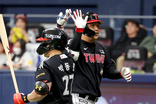 LG 문보경이 5일 고척스카이돔에서 열린 2026 KBO리그 정규시즌 키움전에서 홈런을 친 후 박동원과 하이파이브를 하고 있다. 사진 | LG 트윈스