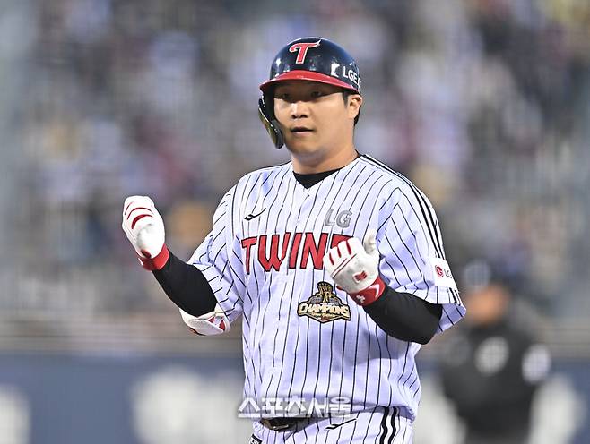 LG 문보경이 2일 서울 잠실구장에서 열린 2026 KBO리그 KIA전 2회말 안타를 친 후 세리머니를 하고 있다. 잠실 | 최승섭기자 thunder@sportsseoul.com