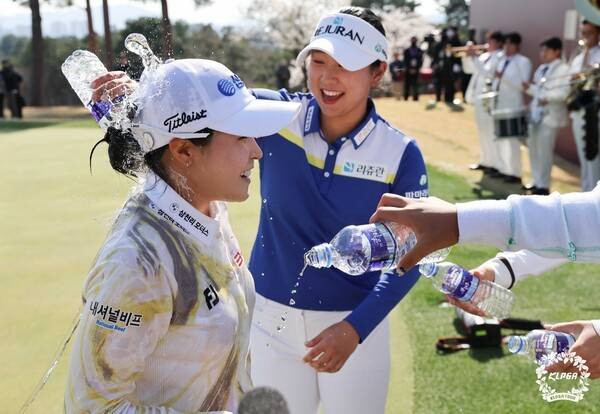 고지원이 '더 시에나 오픈 2026'에서 우승 후 축하 물세례를 받고 있다. /사진=KLPGA
