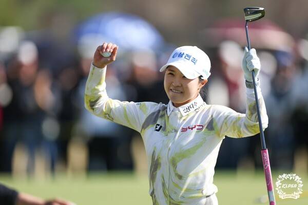 '더 시에나 오픈 2026'에서 우승 확정 후 환호히는 고지원. /사진=KLPGA