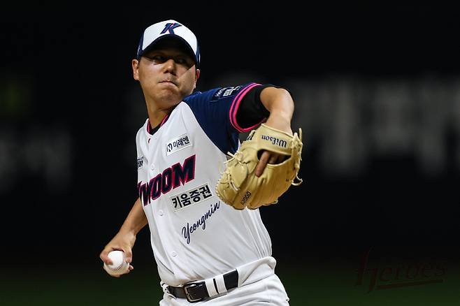 키움 히어로즈 하영민은 4일 LG트윈스와의 홈 경기에 선발 등판해 5이닝 1실점으로 호투했지만 팀이 패배해 빛이 바랬다. 사진제공=키움 히어로즈