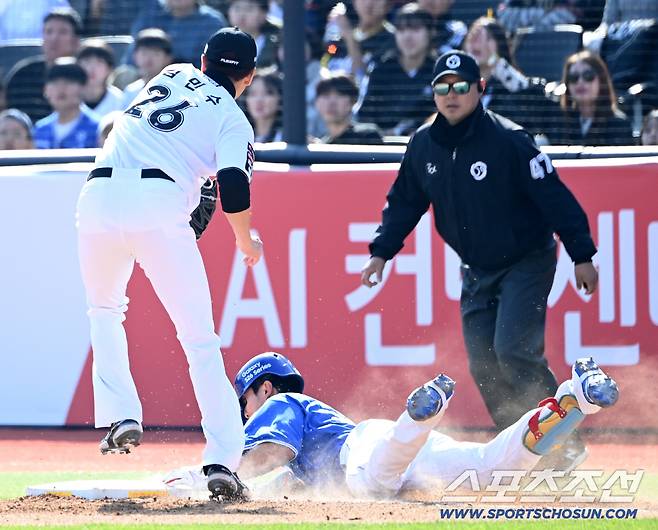 김상수의 송구를 받은 김민수와 슬라이딩을 하는 김영웅