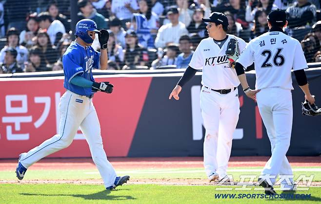이닝이 끝난 후 더그아웃으로 향하지 않고 김민수에게 가는 김영웅