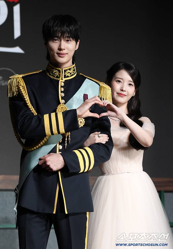 MBC 새 드라마 '21세기 대군부인' 제작발표회가 6일 조선팰리스 서울 강남에서 열렸다. 변우석, 아이유가 포토타임을 갖고 있다. 강남=박재만 기자 pjm@sportschosun.com/2026.04.06/