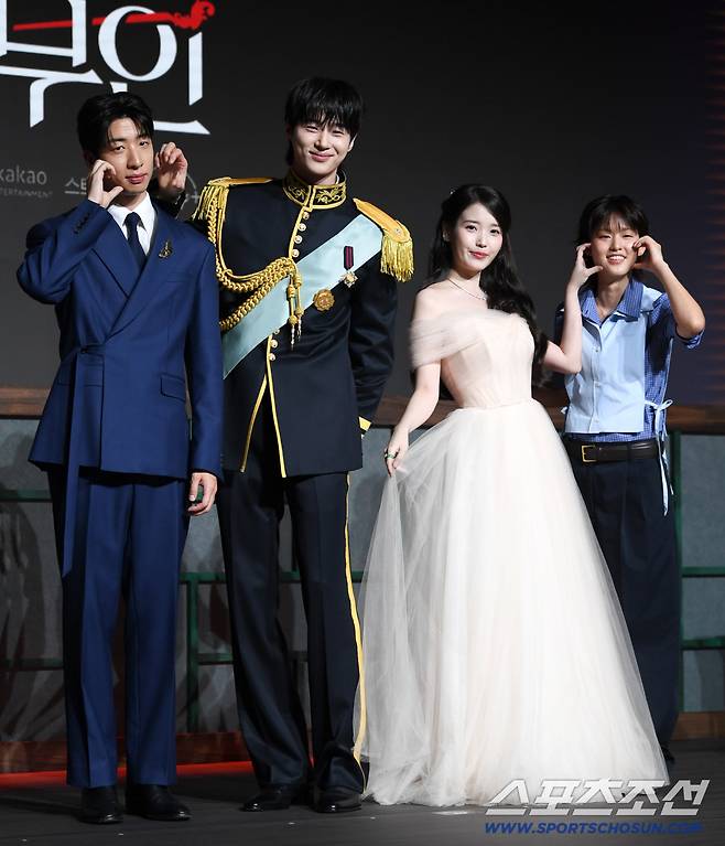 MBC 새 드라마 '21세기 대군부인' 제작발표회가 6일 조선팰리스 서울 강남에서 열렸다. 유수빈, 변우석, 아이유, 이연이 포토타임을 갖고 있다. 강남=박재만 기자 pjm@sportschosun.com/2026.04.06/